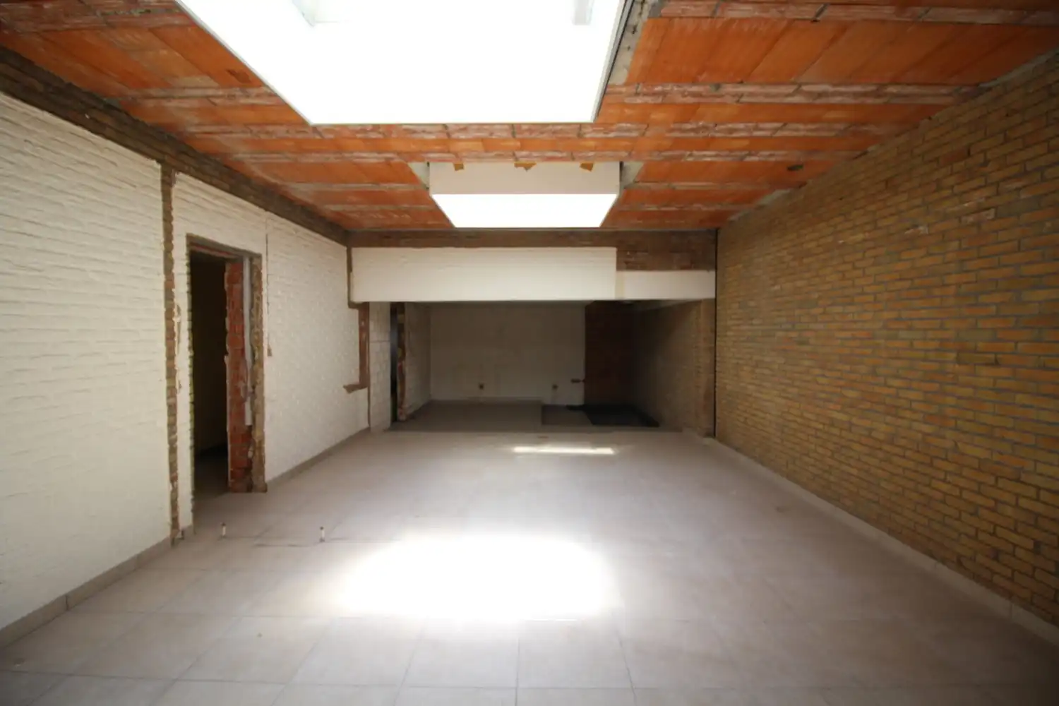 te huur Maldegem | winkel- of kantoorruimte gelegen in de commerciële hoofdstraat. foto 6