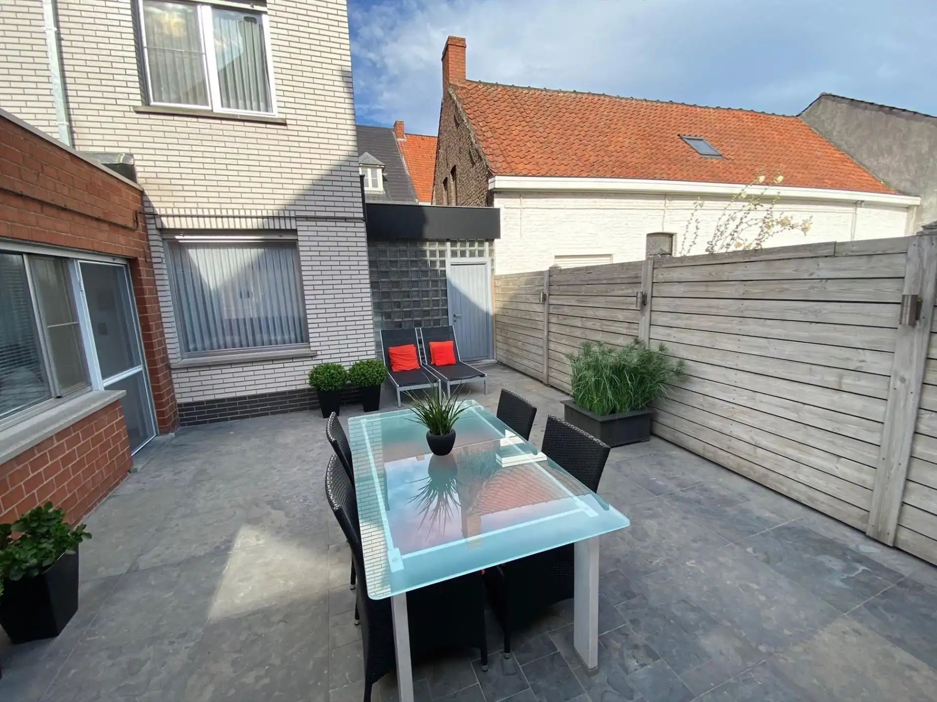 Instapklare hoekwoning met 2 garages 'TE KOOP' te Oeselgem. foto 8