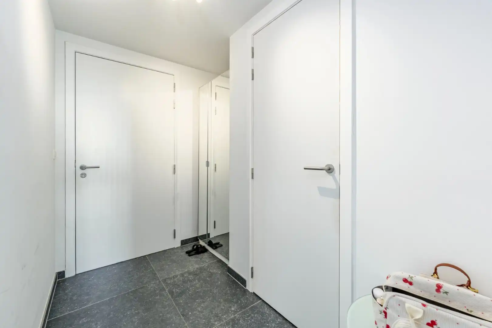 Recent en lichtrijk appartement met parking te Zwevezele foto 12