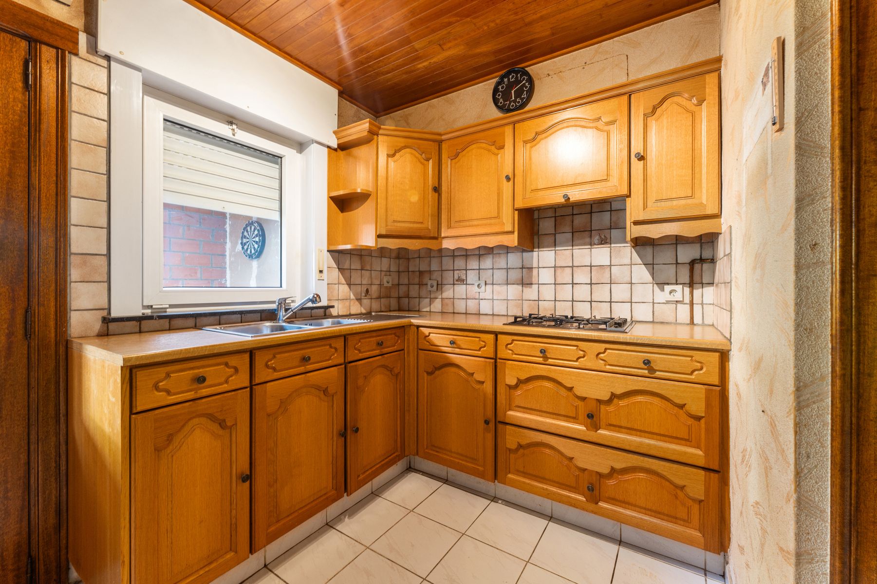 Op te knappen woning met tuin en garage foto 9