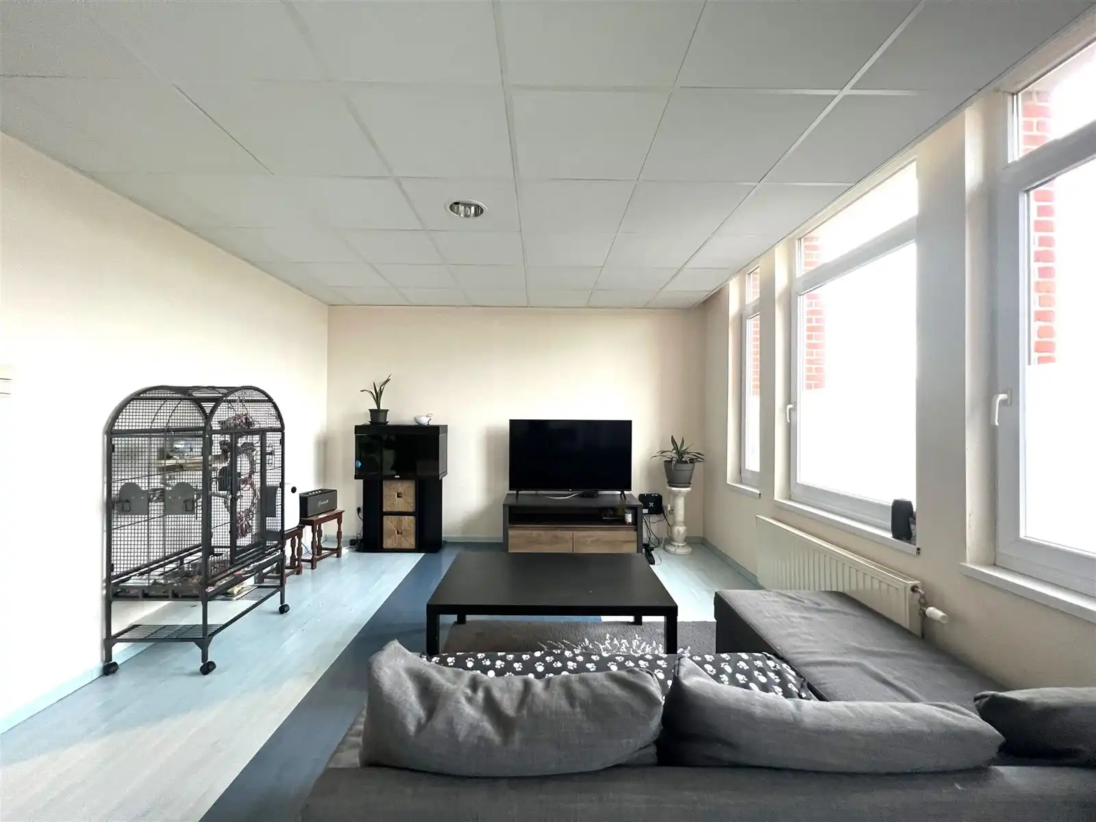 Zonnig appartement met 1 slaapkamer gelegen op de 2de verdieping van een kleinschalig gebouw. foto {{pictureIndex}}