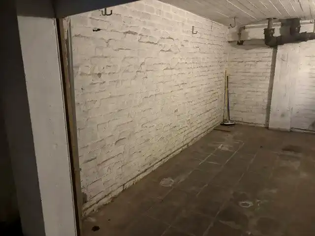 Gesloten garagebox met elektrische poort en verlichting foto 6