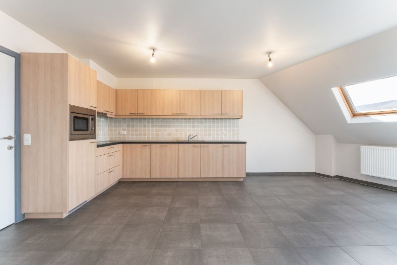 Roeselare-stadskern. Recent en prachtig tweeslaapkamerappartement gelegen op de 2de verdieping. Kleine residentie. Op wandelafstand van alles. Unieke vergezichten ! foto 11