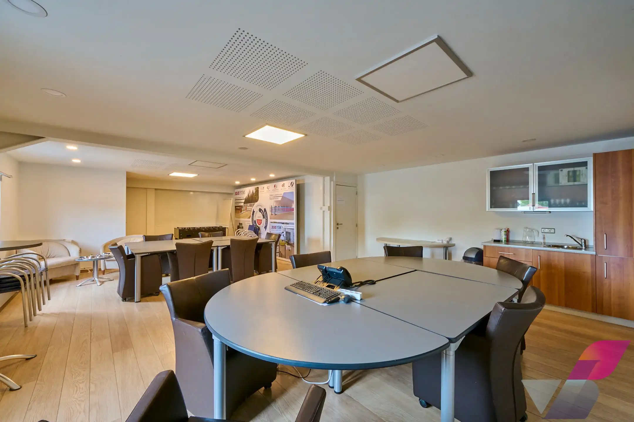 MULTIFUNCTIONEEL GEBOUW OP MOOIE ZICHTLOCATIE foto 16