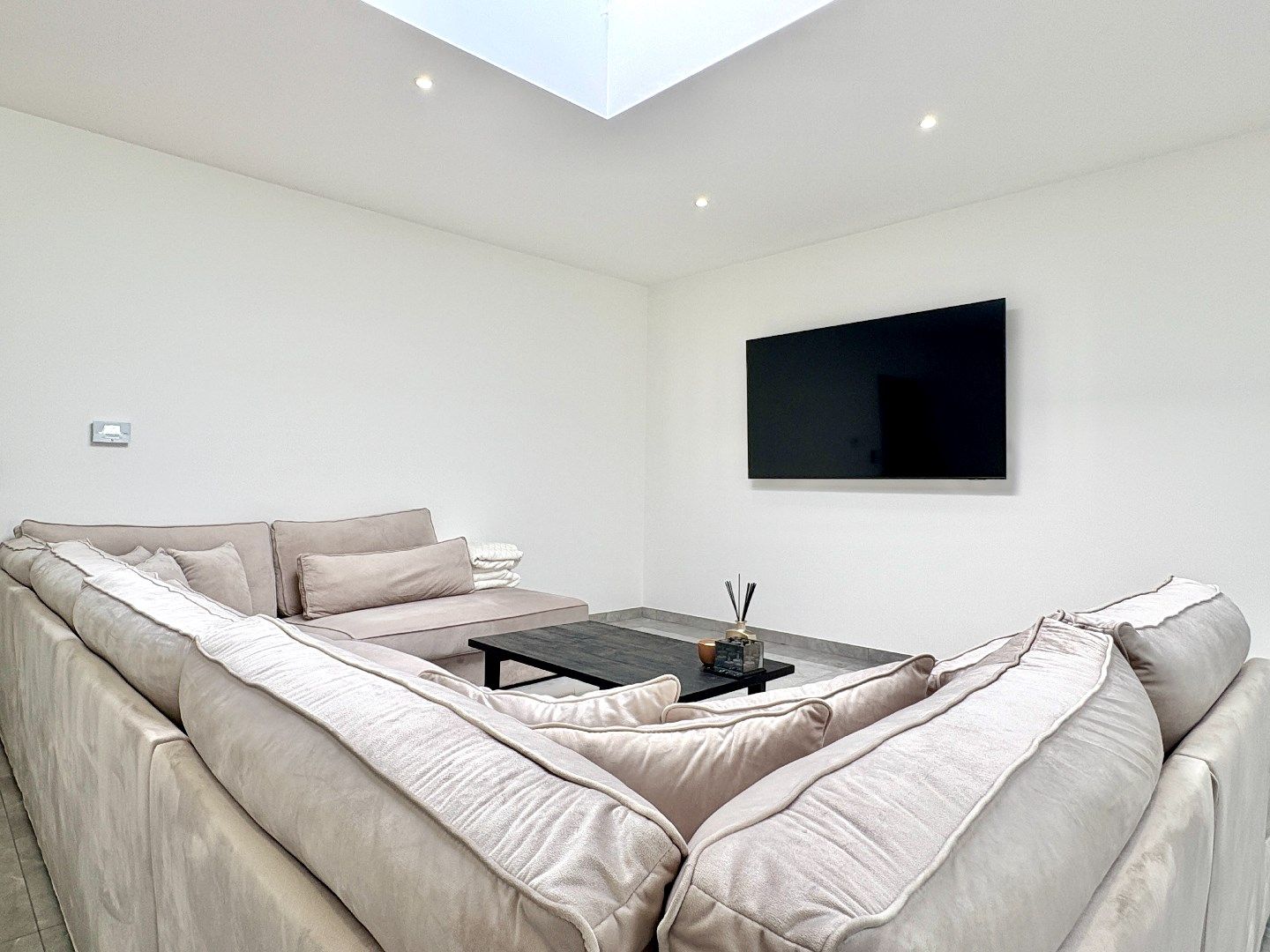 Compleet gerenoveerde woning met uitweg, 2 badks, ¾ slks en tuin. foto 13