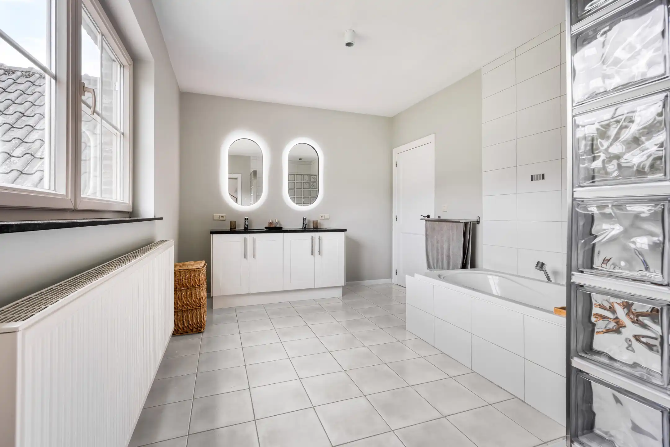 Rustig gelegen villa met prachtige tuin en zwemvijver foto 21