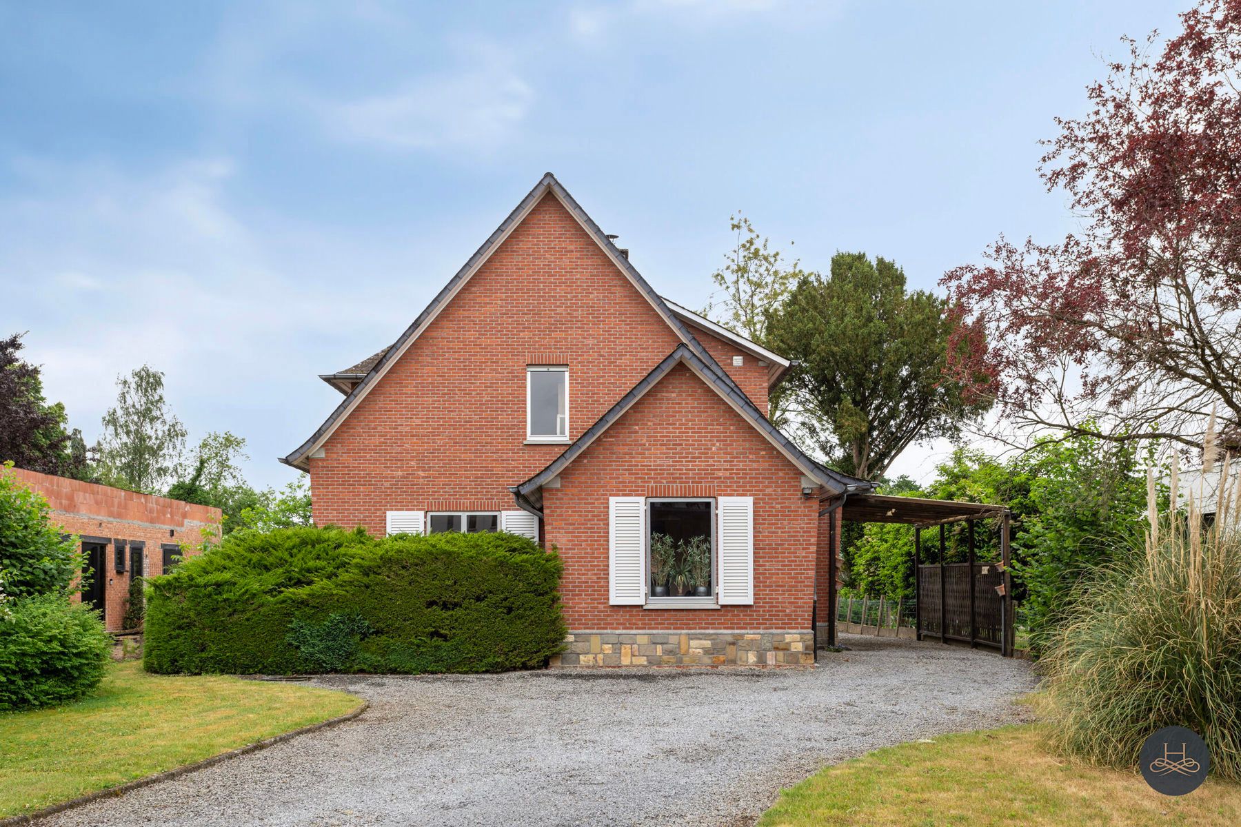 Hoofdfoto van de publicatie: Ruime woning in een rustige groene wijk op een groot perceel