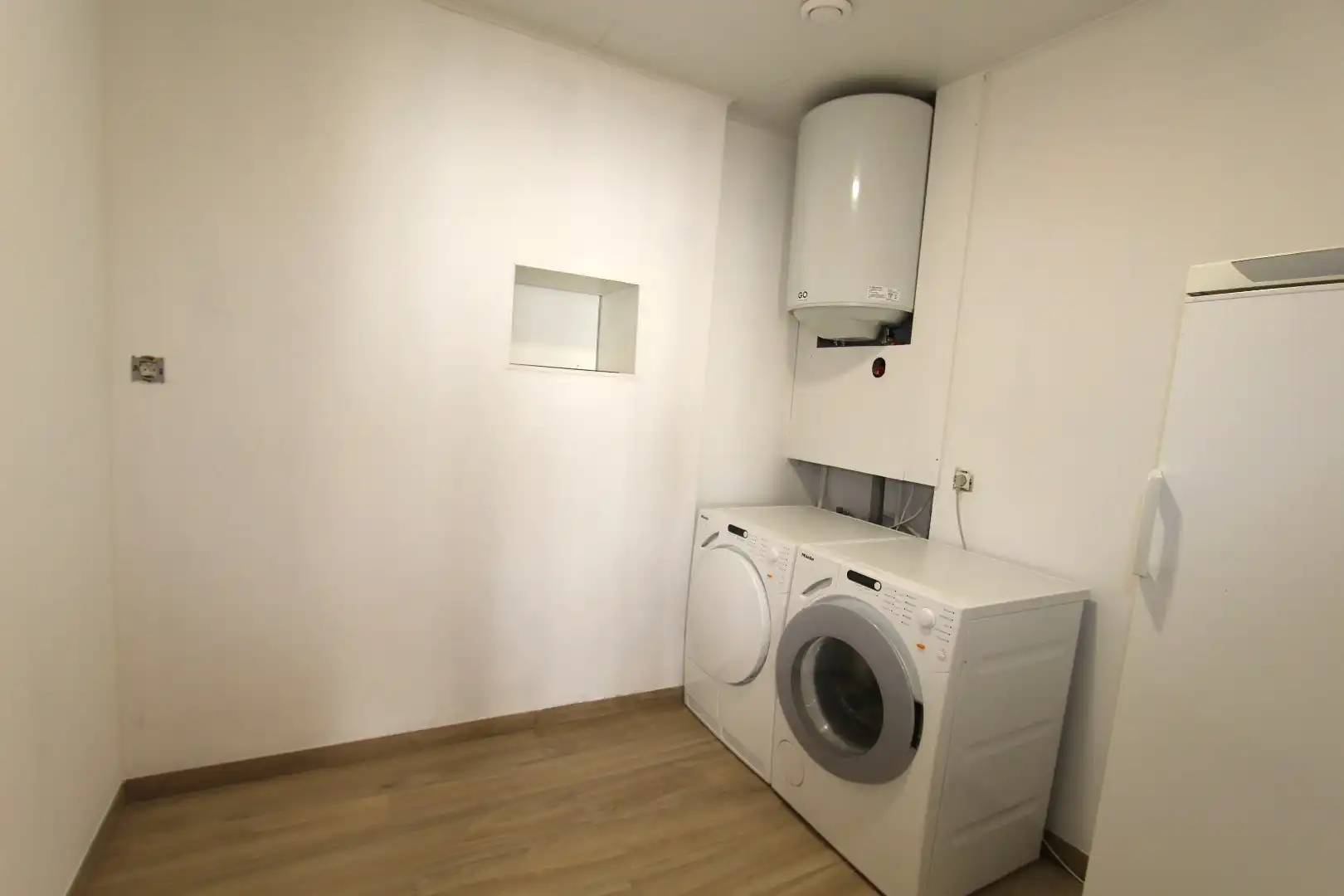 GELIJKVLOERS APPARTEMENT - VOLLEDIG VERNIEUWD foto 5