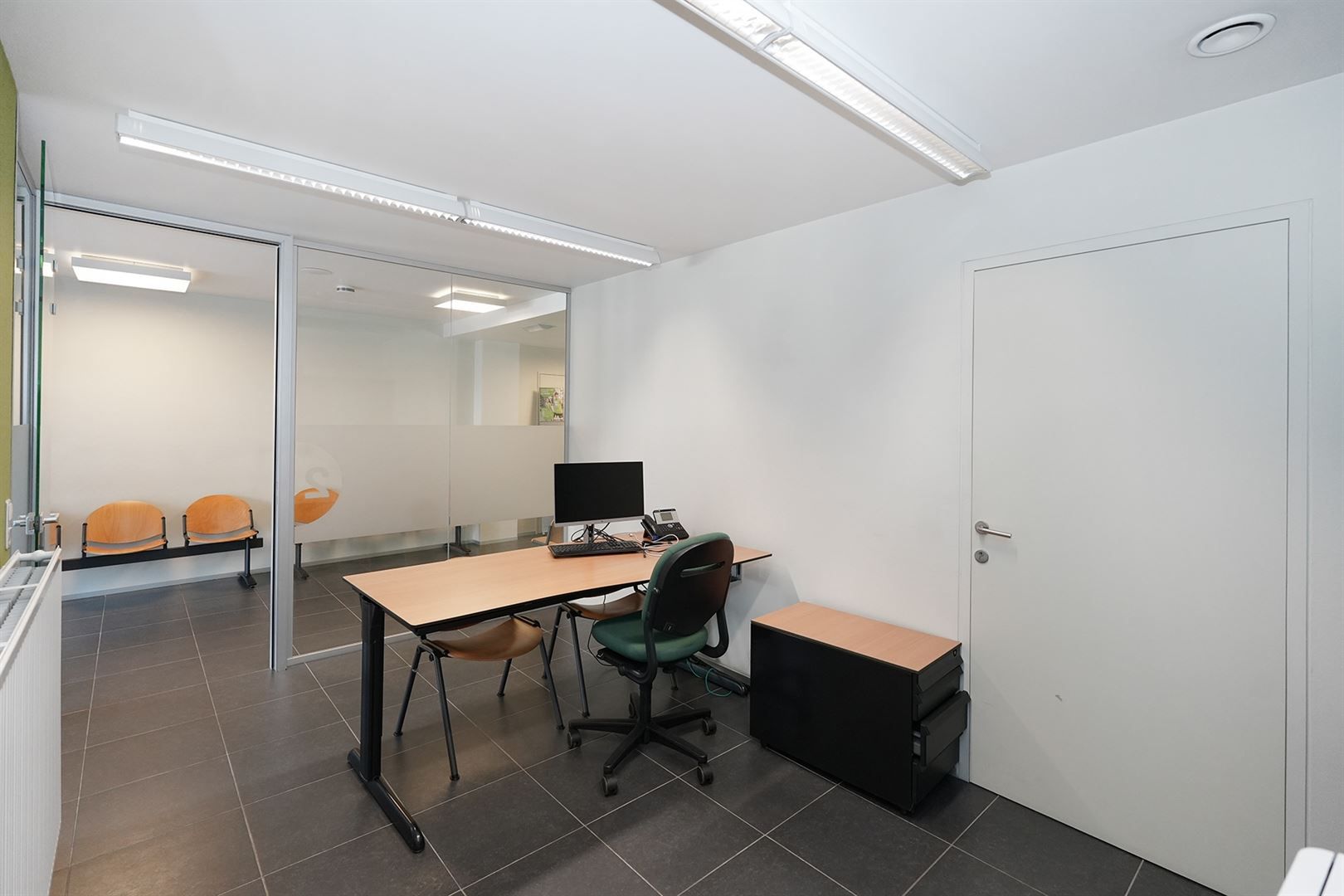 Centraal gelegen handelsglkvl / kantoor met berging! foto 4