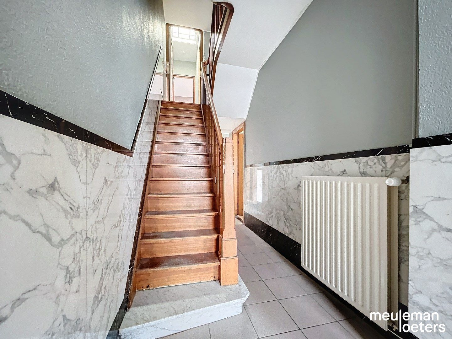 Karaktervolle ruime rijwoning met garage en tuin foto 2