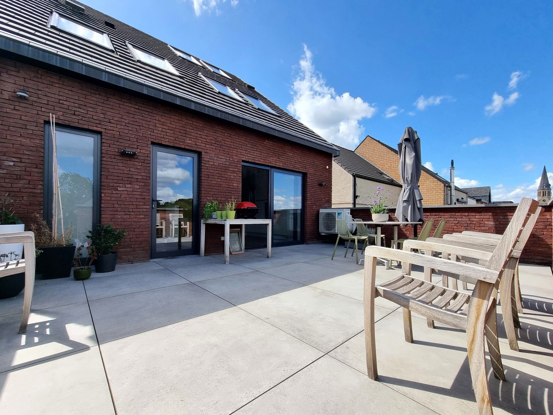 Handelsgelijkvloers met triplex-appartement in het hartje van Pamel foto 26