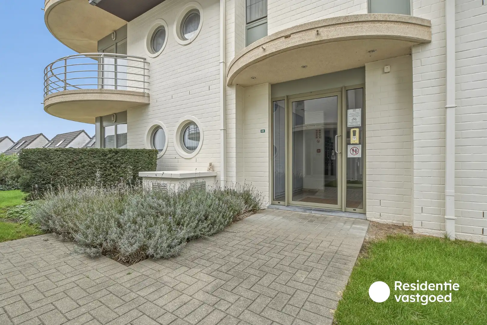 Instapklaar éénslaapkamerappartement met terras en zwembad te Bredene! foto 2