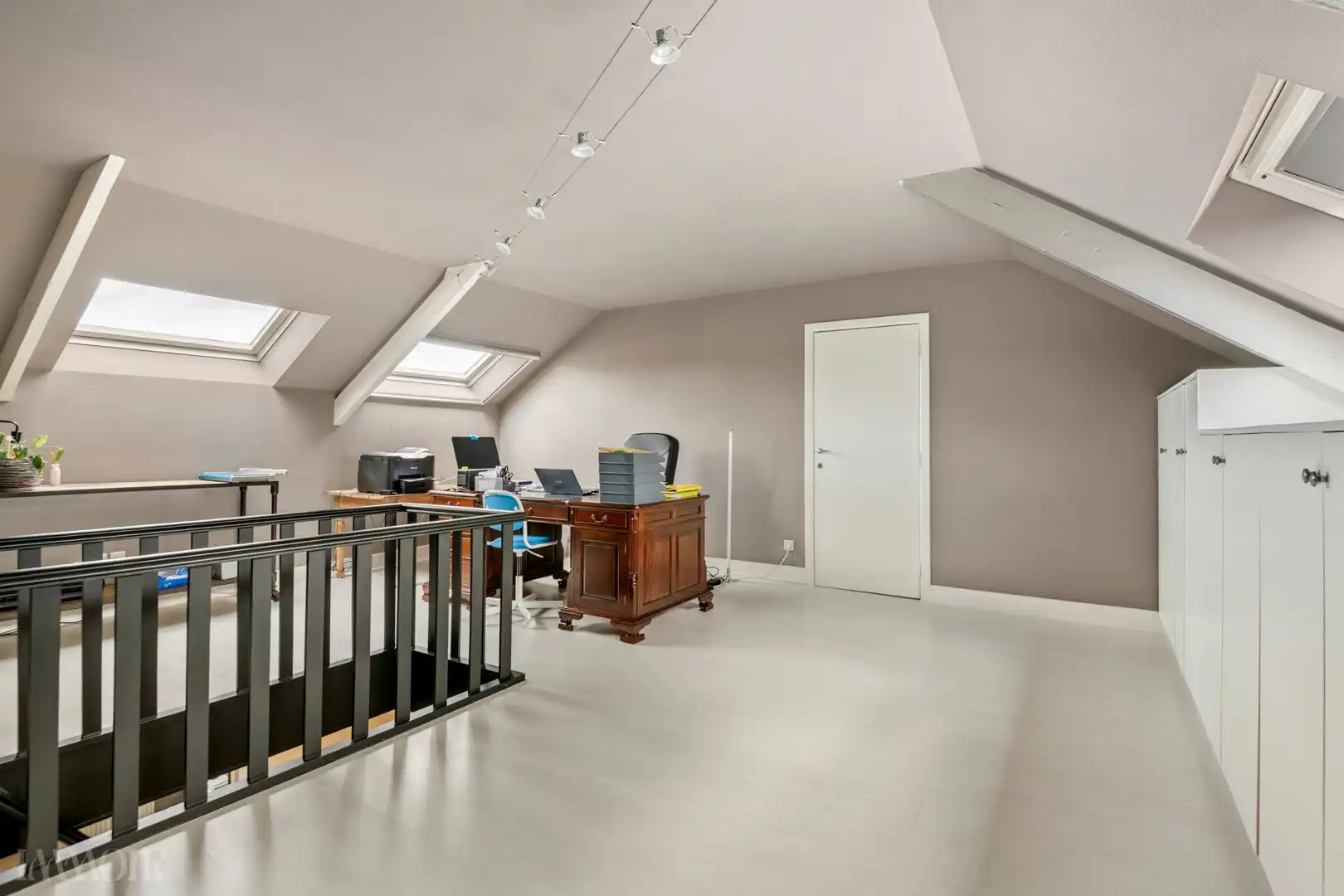 Veelzijdig commercieel pand met ruime woonst, terras en tuin. foto 19