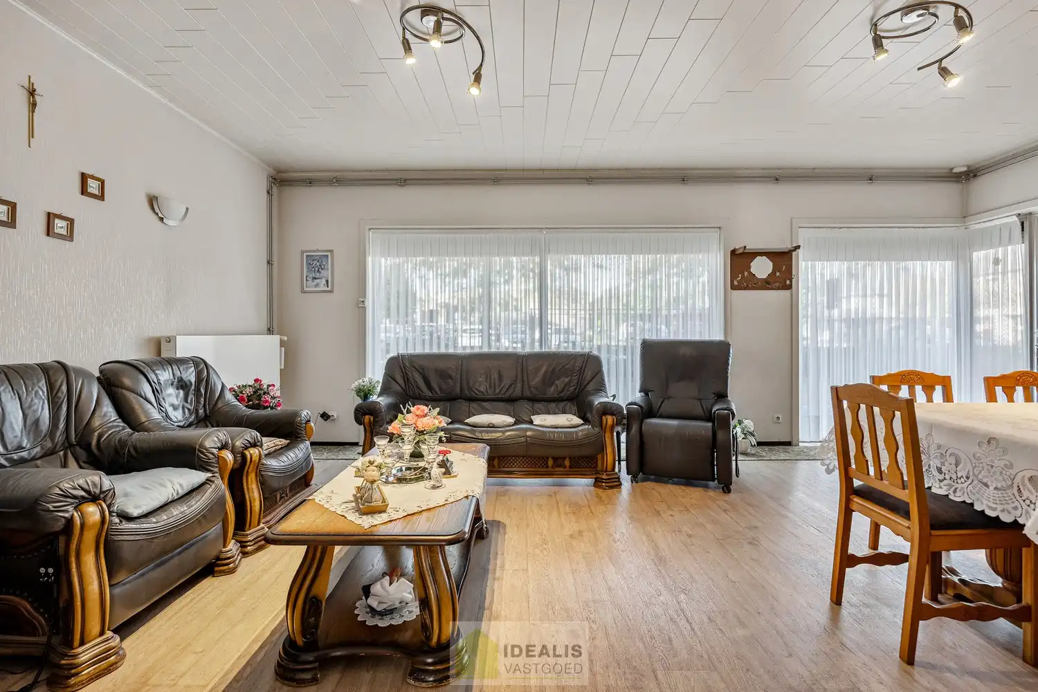 IDEALIS VASTGOED - GELIJKVLOERS APPARTEMENT IN HET CENTRUM VAN KAULILLE, BOCHOLT! Dit appartement van het bouwjaar 1972 biedt u een ruime keuken met aangrenzend bijkeuken met extra opbergruimte, een heerlijke woonkamer met grote glaspartijen, fijne slaapkamer, terras en privatieve garagebox. Dé unieke kans voor kandidaten op zoek naar een appartement op een aangename locatie vlakbij het centrum van Bocholt!! foto 6