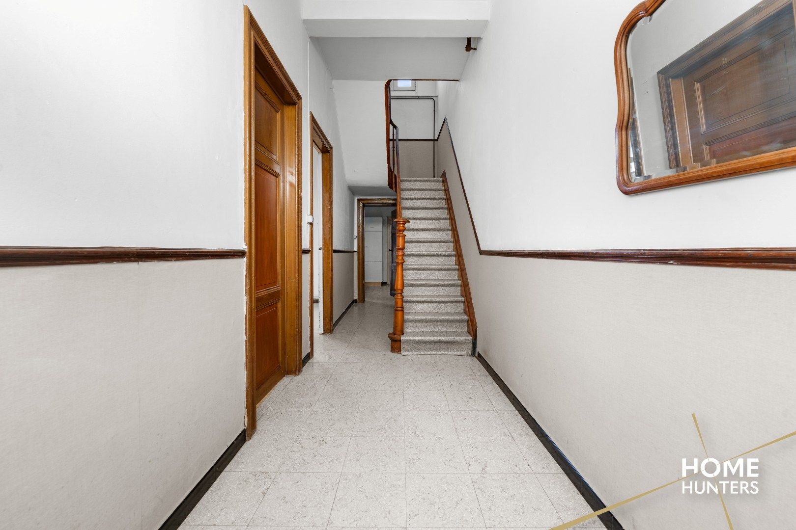 Op te frissen woning met 3 slaapkamers, ruime tuin en grote garage nabij centrum Ieper foto 2