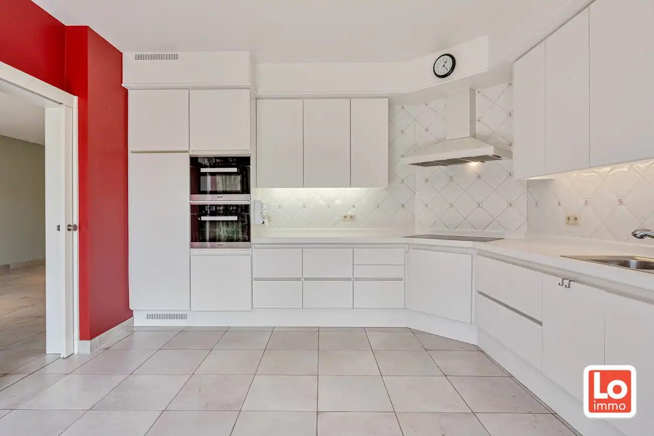 Degelijke open (kangoeroe)woning met inpandige garage en gezellige zuidwest georiënteerde tuin op een rustige locatie nabij het centrum van Lochristi! foto 11