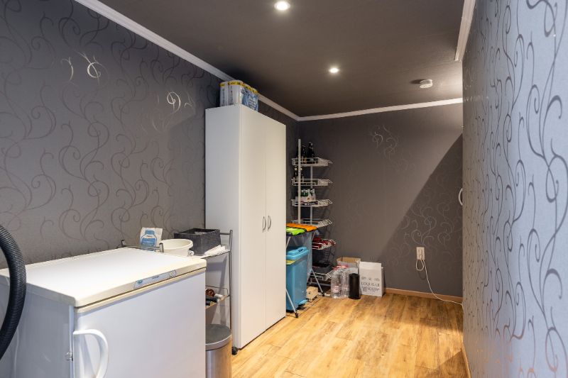 Woning met brede oprit en dubbele garage foto 5