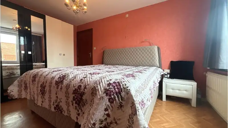 Comfortabele 3-slaapkamerwoning met tuin en dubbele garage te koop in Brugge foto 6