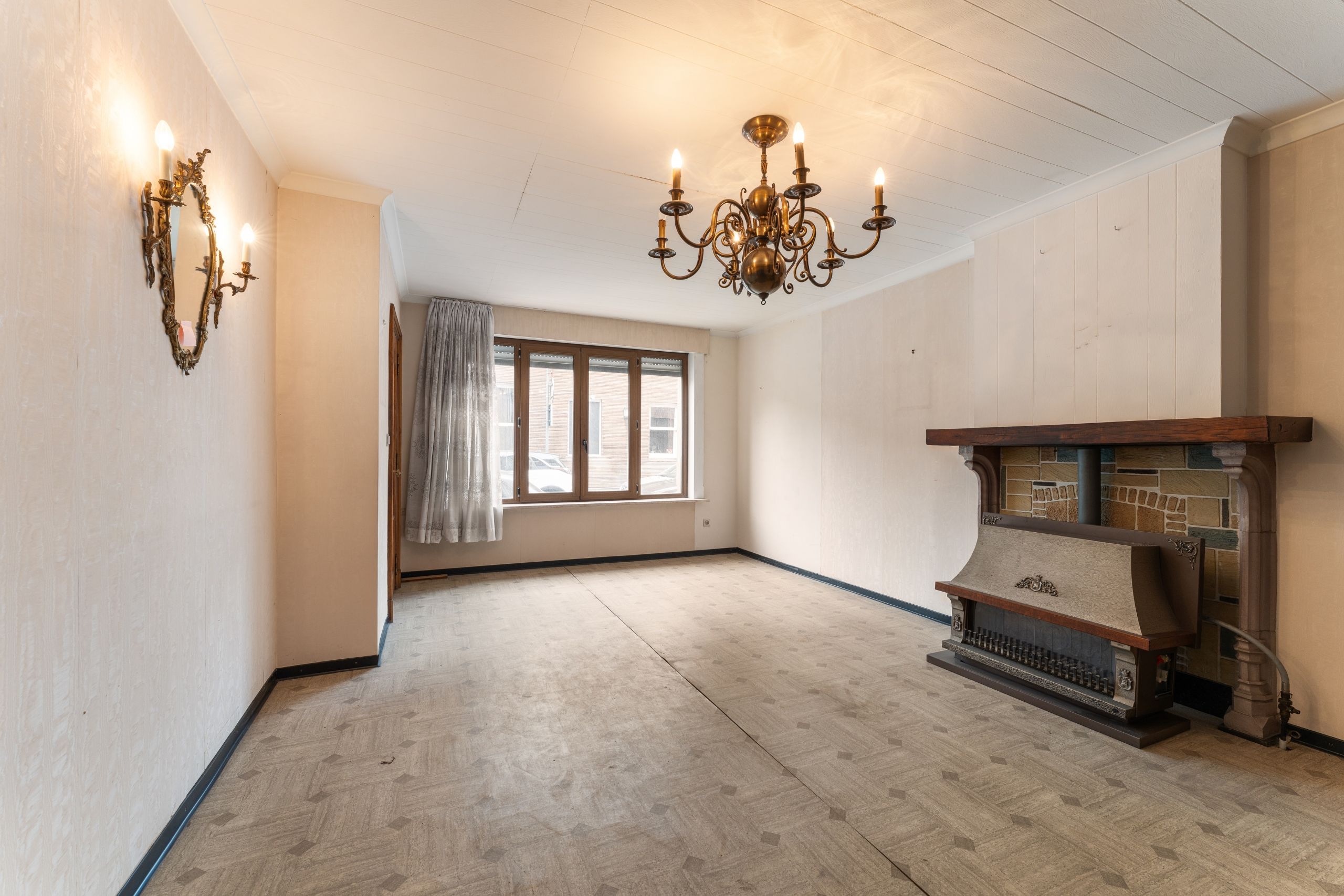 Ruime te renoveren woning met potentieel in hartje Kortrijk foto 6