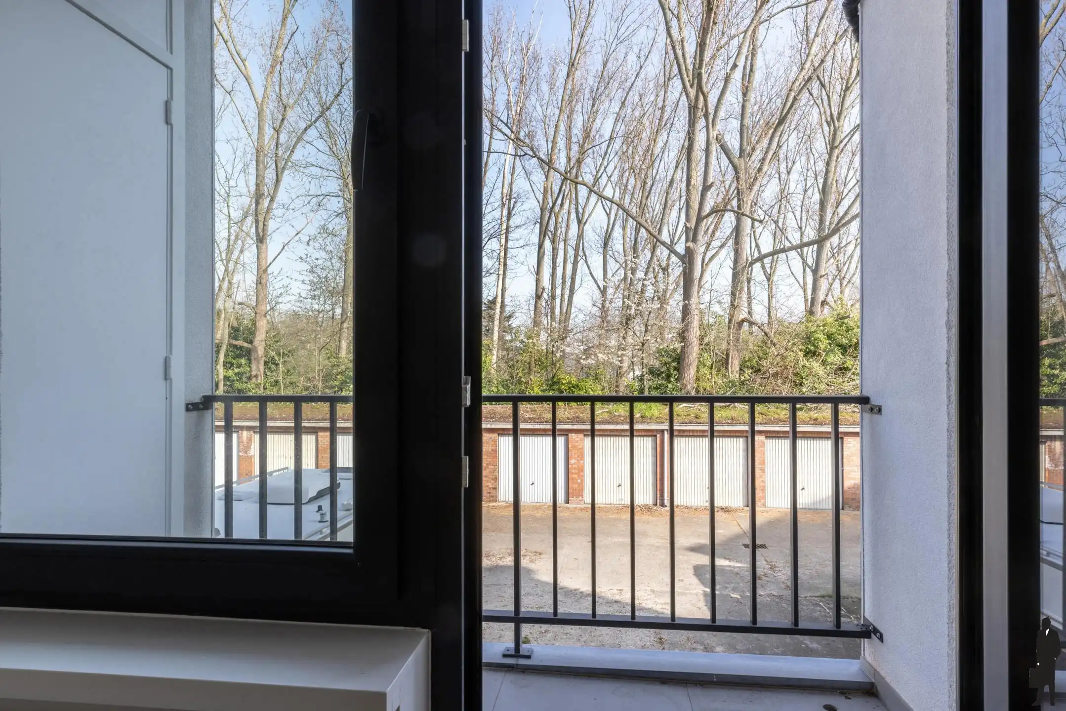 Gerenoveerd app met 2 slpk, terras en ruime inpandige garage foto 16