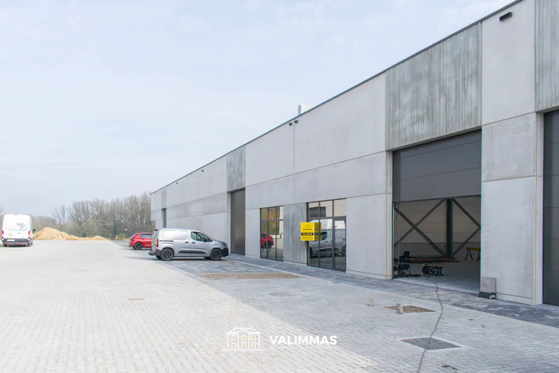 Nieuw bedrijfsgebouw (± 240m²) met sanitair en parking... foto {{pictureIndex}}