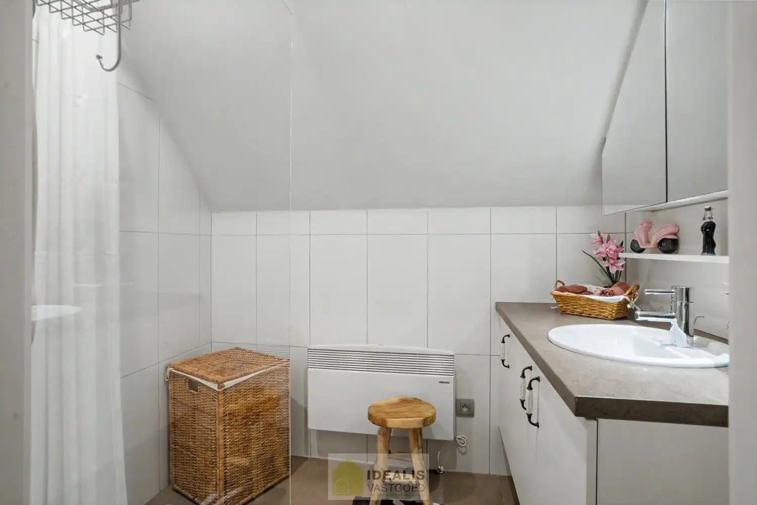 KARAKTERISTIEKE GEZINSWONING OP WANDELAFSTAND VAN HET CENTRUM VAN PEER MET WOONKAMER, GOED UITGERUSTE KEUKEN, BADKAMER, BUREAU, MOGELIJKHEID TOT MAAR LIEFST 4 SLAAPKAMERS EN EEN INPANDIGE GARAGE MET SECTIONALE POORT! - De woning omvat +-204m² bewoonbare oppervlakte en is gelegen op een perceel van +- 9a 46ca (946m²). Zeer geschikt voor kandidaten op zoek naar een centraal gelegen woning met karakter, nog volledig naar smaak op te frissen! foto 14