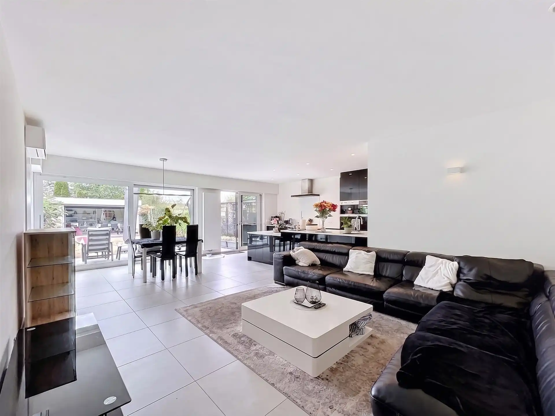Moderne BEN gezinswoning met 4 slaapkamers, garage en poolhouse op perceel van 347m² foto 6