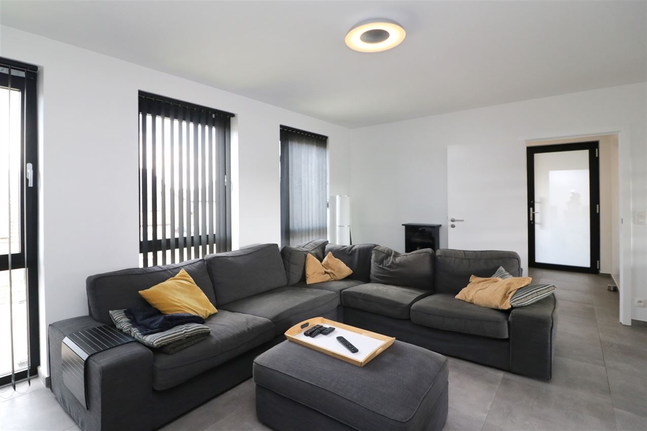 Duplex met 2 slpk., zuidterras en autostplts op rustige locatie foto 3