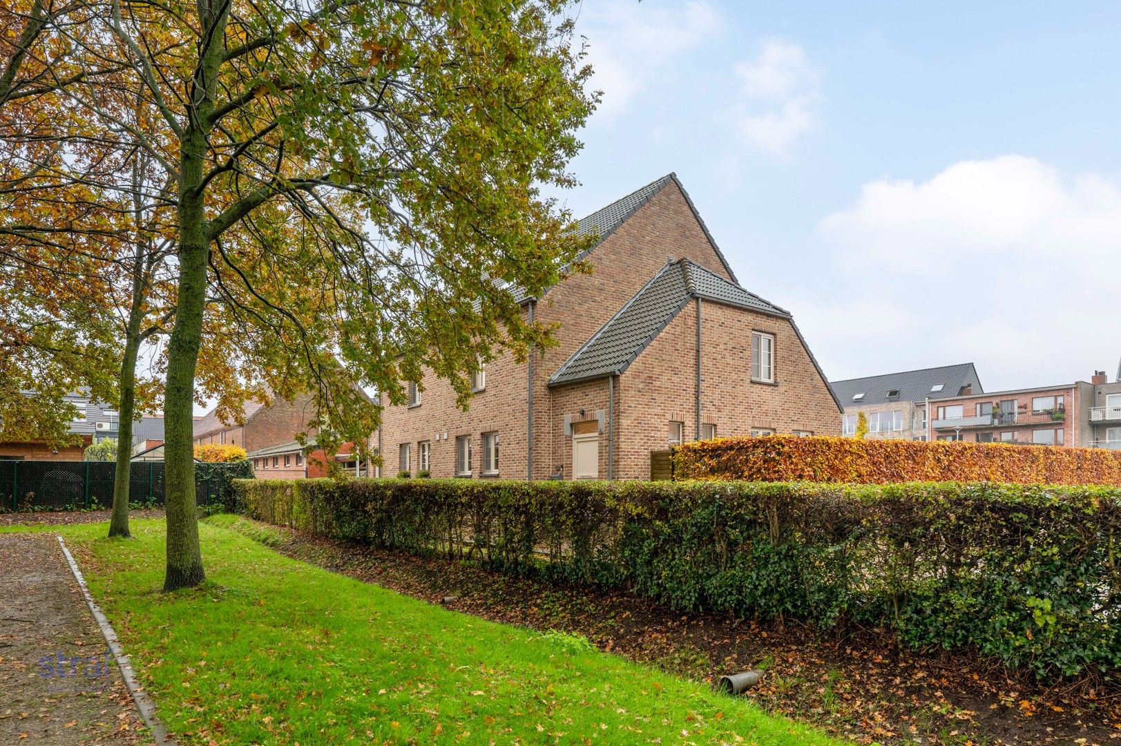 Woning met 4 slaapkamers en tuin in groene buurt in Kruibeke foto {{pictureIndex}}