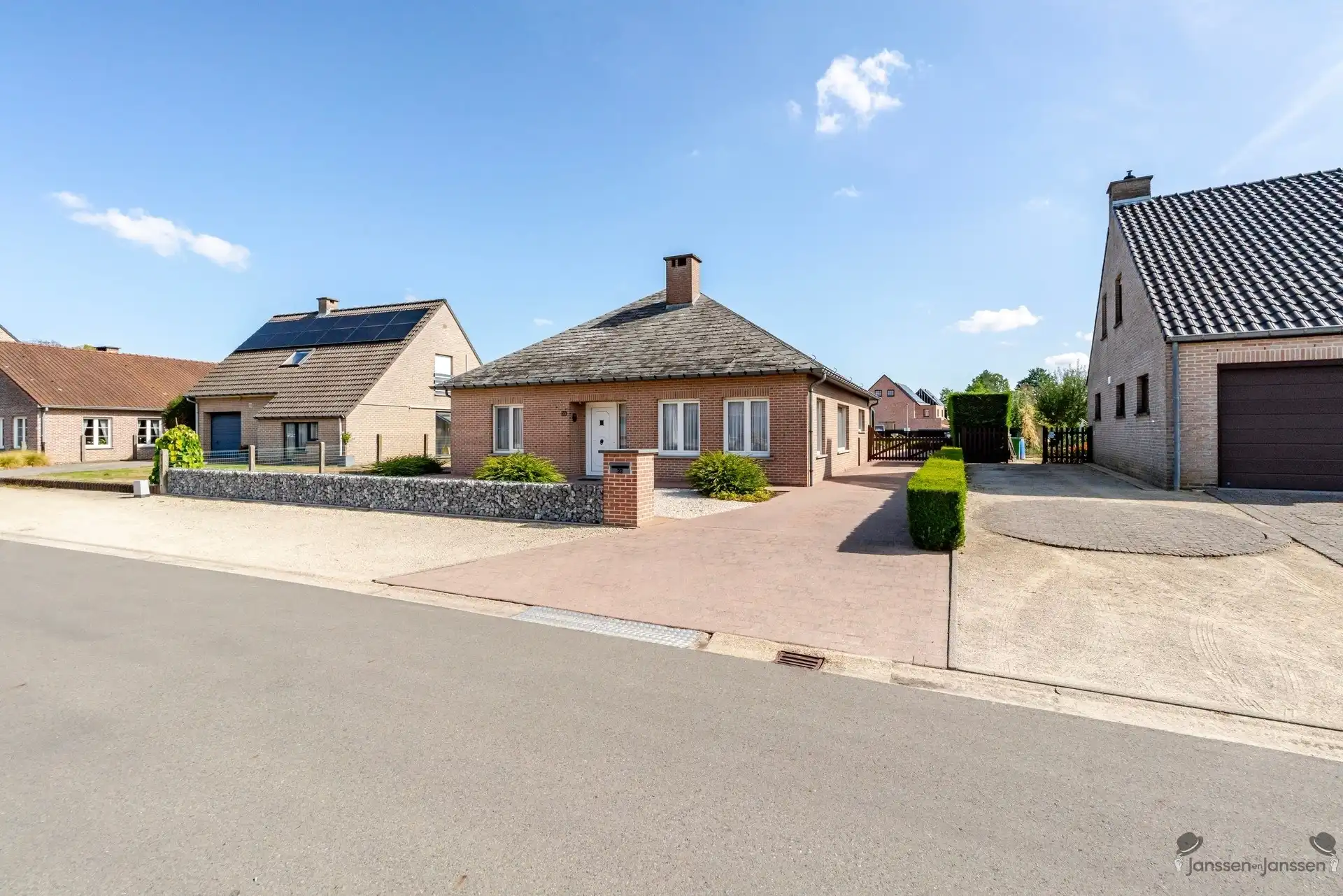 Ruime gezinswoning met extra werkplaats/atelier foto {{pictureIndex}}