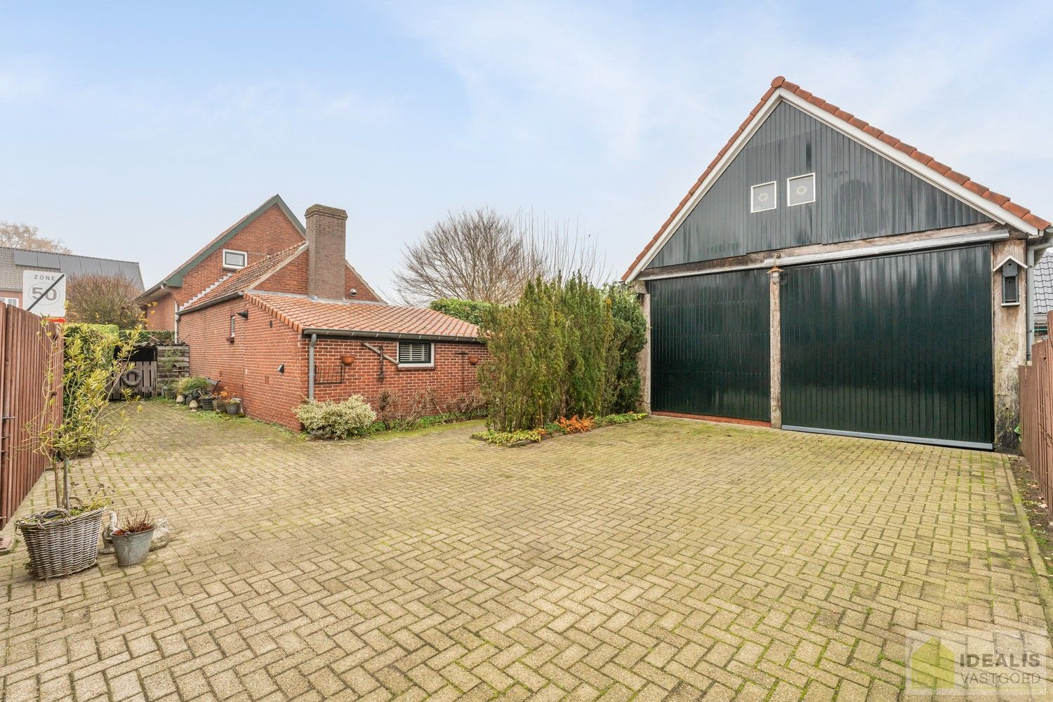 IDEALIS VASTGOED – Prachtige, stijlvolle woning met een aangename 123m² als bewoonbare oppervlakte. De woning omvat een lichtrijke ruime woonkamer voorzien van een pellet kachel en met een prachtige parketvloer dewelke overgaat in de keuken en 3 slaapkamers op een ruim en prachtig aangelegd perceel van 7a 42ca. Dit alles gelegen in een heerlijk rustige straat, op enkele minuten zowel van de centra van Pelt als Achel, doch ook op een steenworp van de Nederlandse grens, dichtbij Valkenswaard en Eindhoven. foto 37