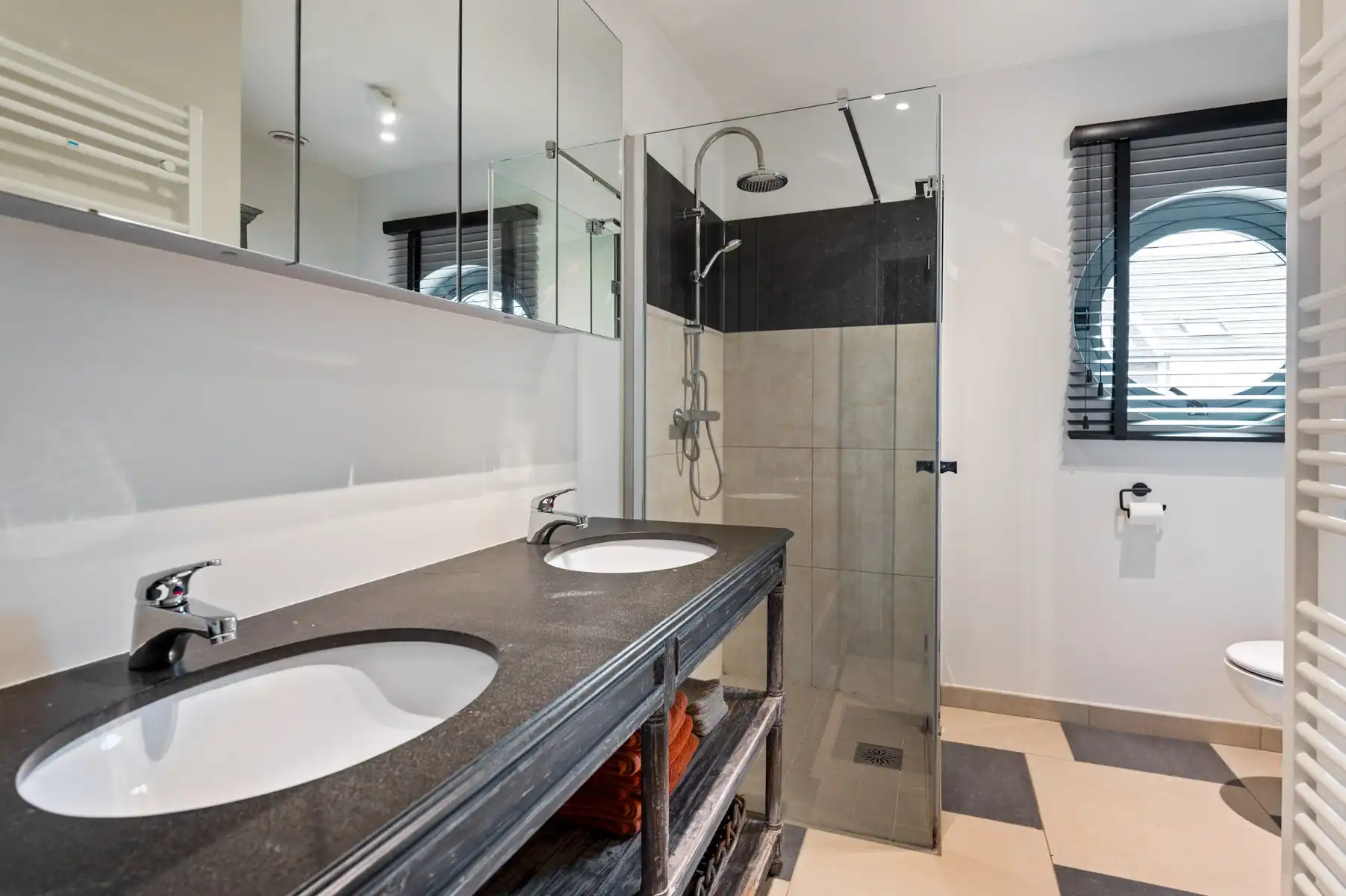 Instapklare woning met 2 slaapkamers, bureau en westgerichte tuin foto 17