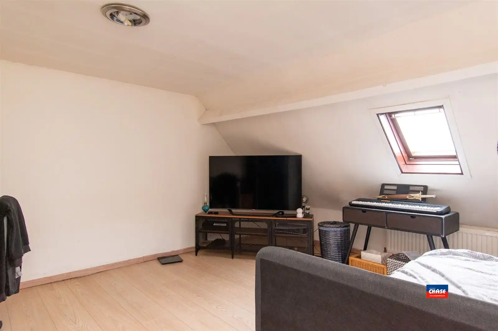 Woonhuis met tien slaapkamers en hangaar foto 25