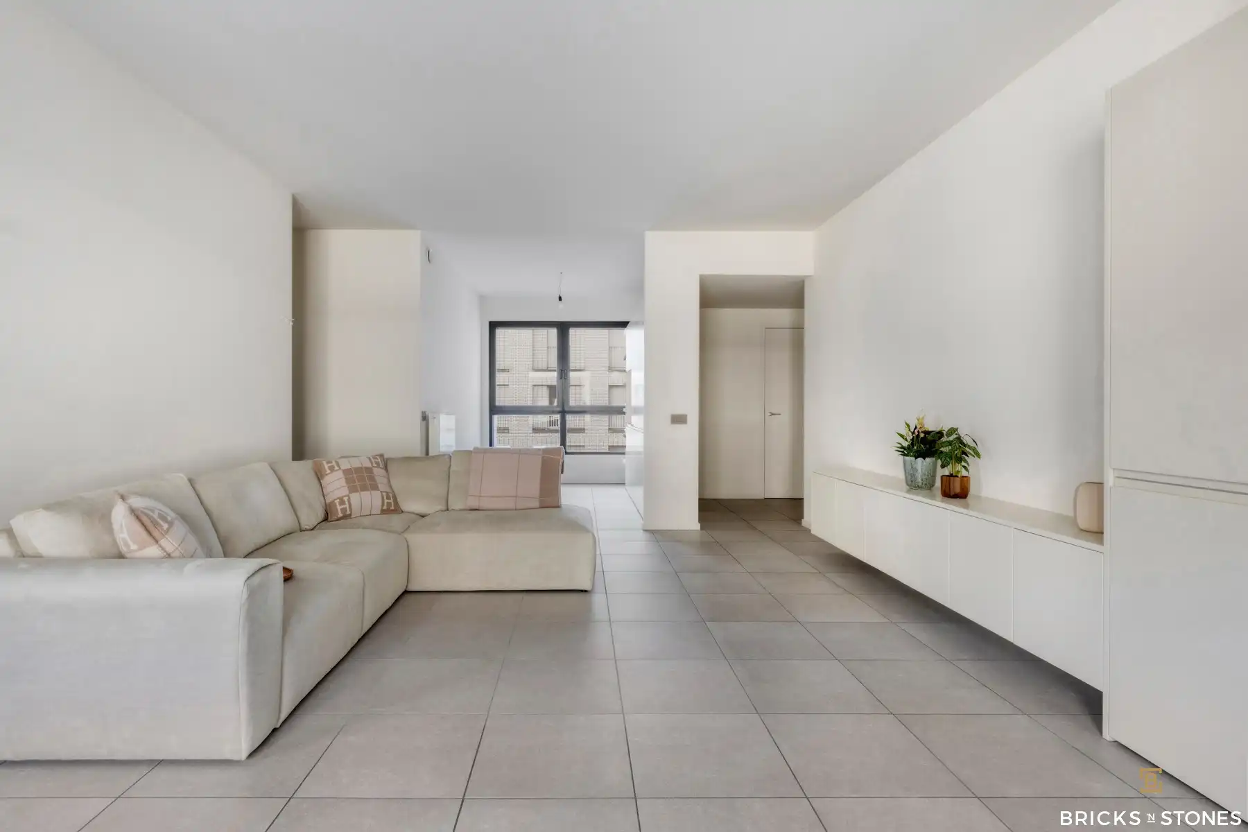 Appartement met 2 slaapkamers en parking in Cadixwijk foto {{pictureIndex}}