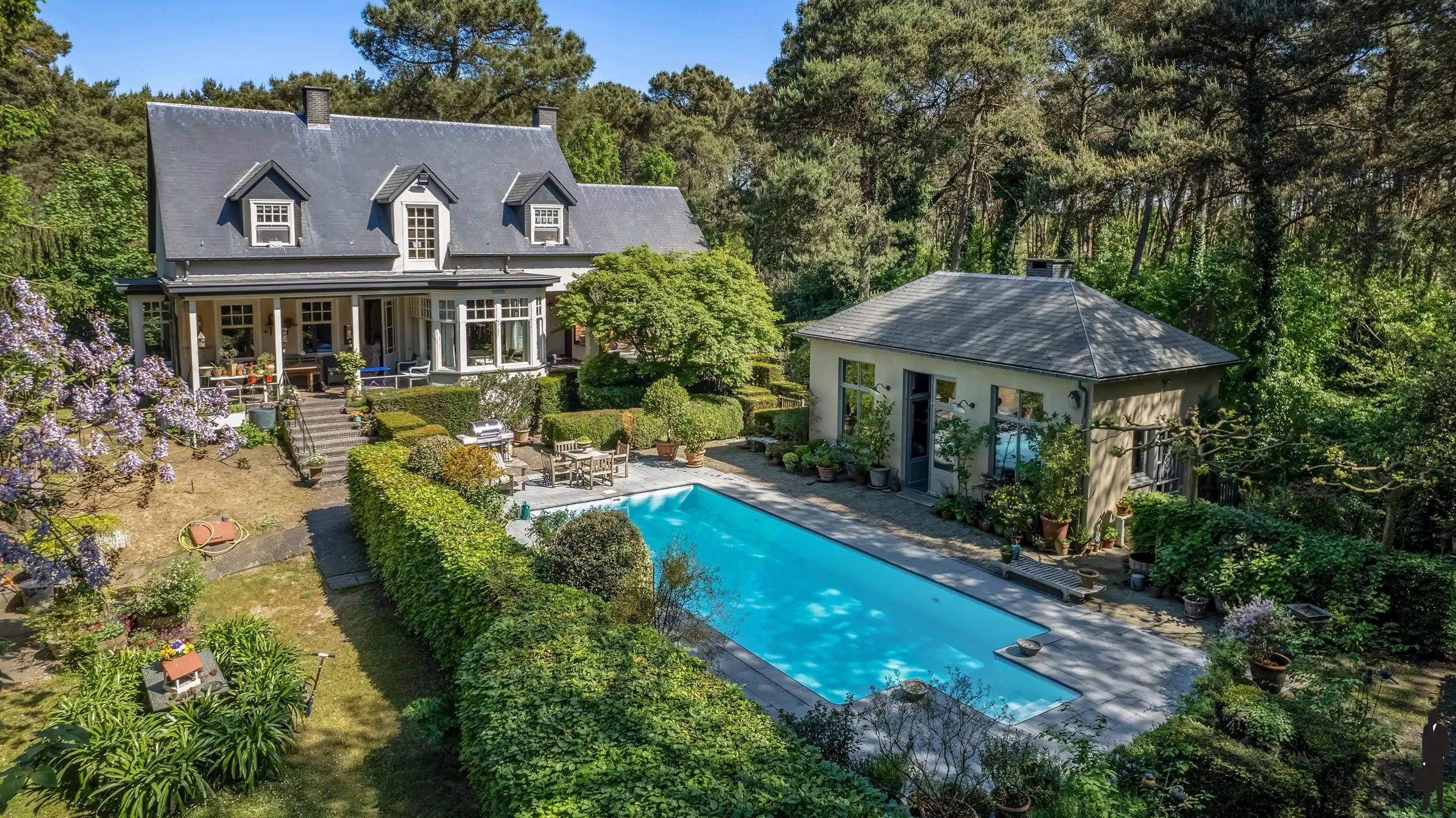 Exclusieve en uniek gelegen Engelse cottagevilla met orangerie, zwembad en aanpalende bouwgrond op ca. 1,1 ha in bosrijke omgeving. foto {{pictureIndex}}