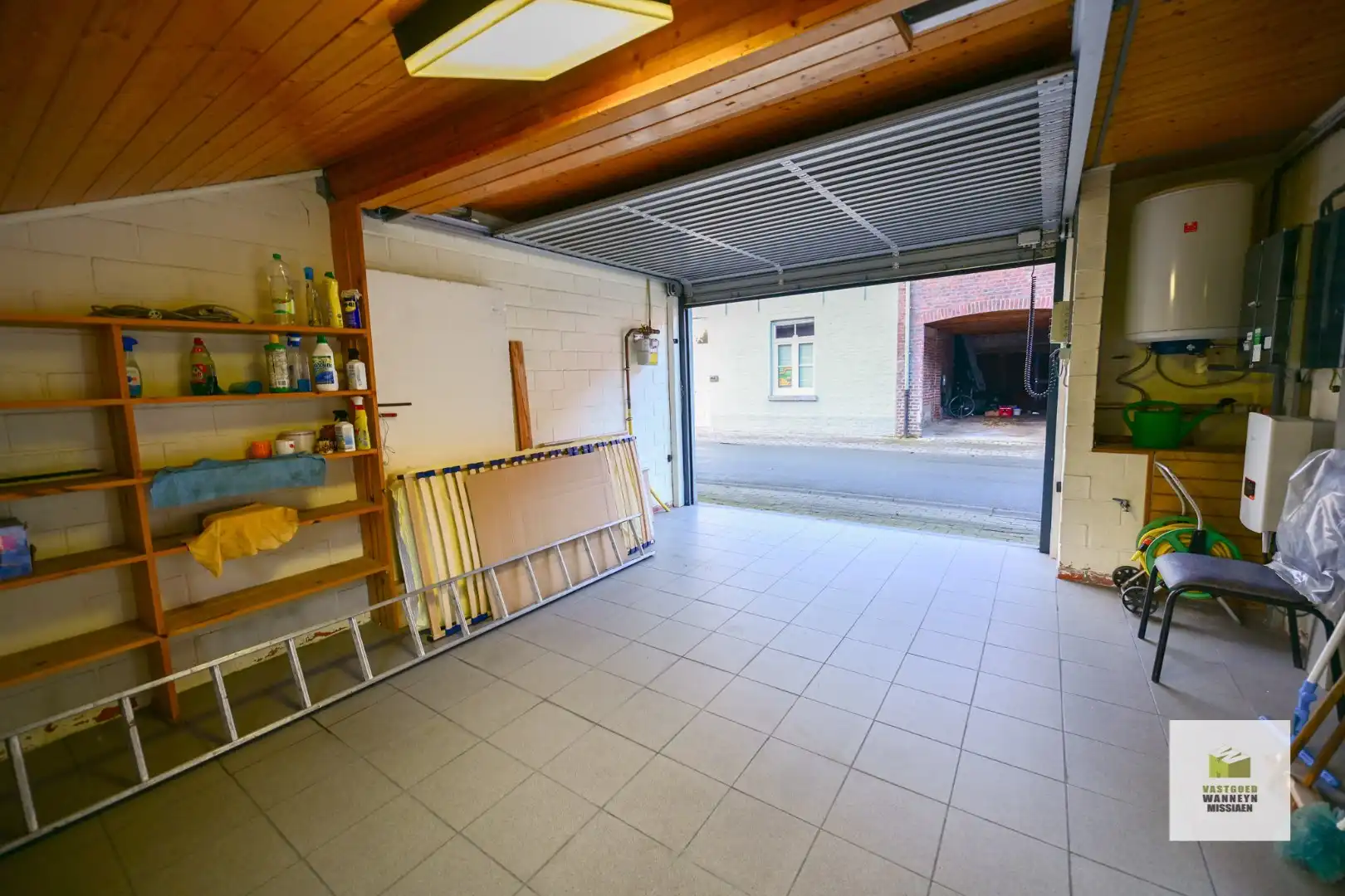 Centraal gelegen woning met 2 slaapkamers, tuin en garage foto 16