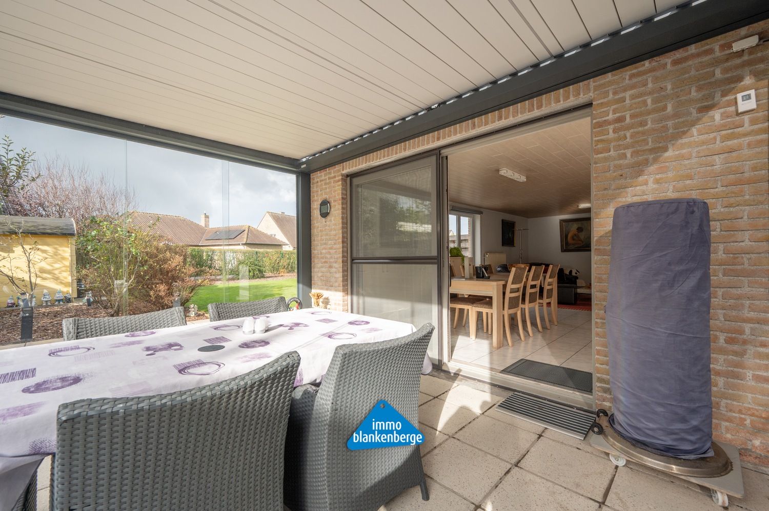 Ruime villa met zonnige tuin en moderne veranda op wandelafstand van de zee foto 9