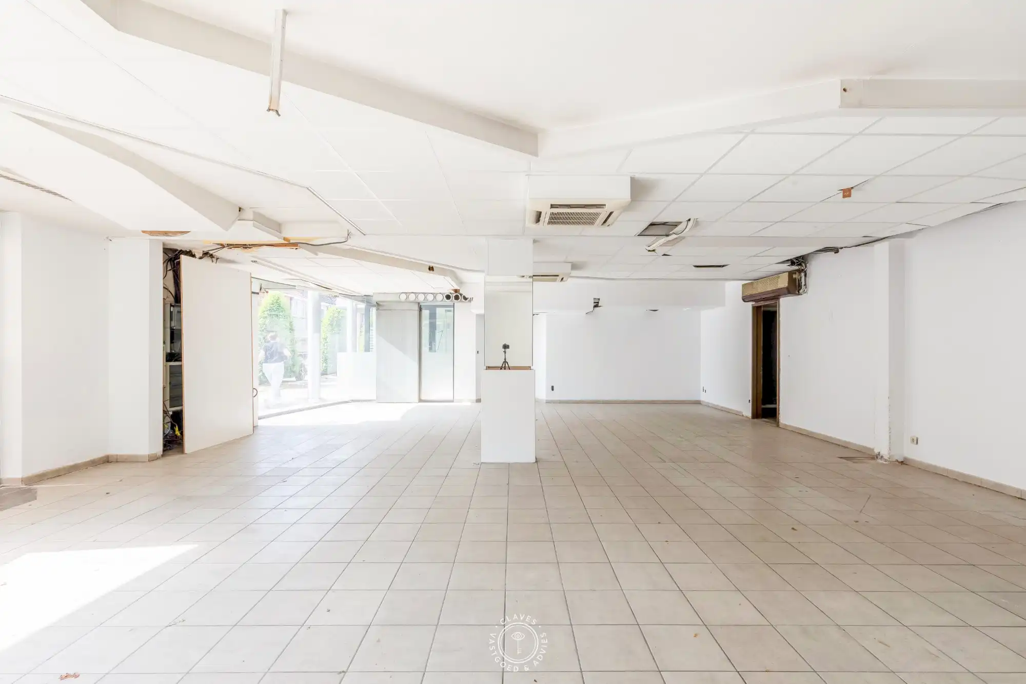 Commerciële toplocatie: handelspand met brede etalage en veel passage foto 6