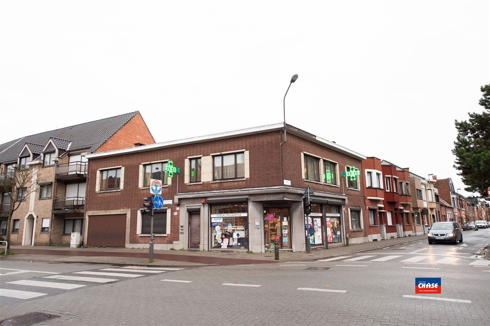 Hoofdfoto van de publicatie: Handelshuis met groot appartement, garage en tuin