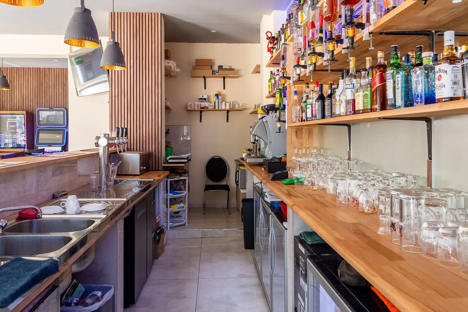 Lichtrijk hoek appartement met karakter!  foto 14