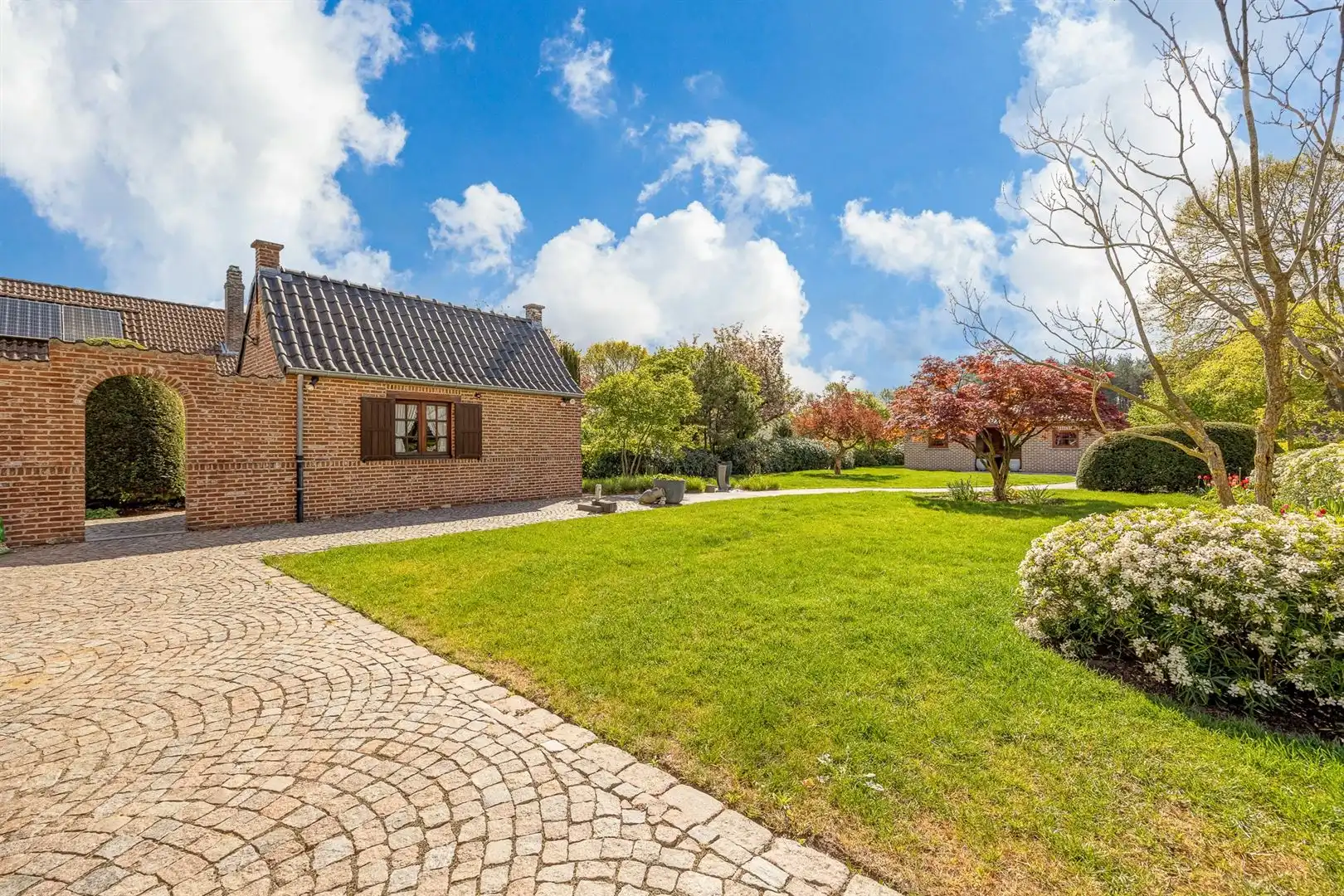 Wonen met zicht op weiland in rustige doodlopende straat foto 2