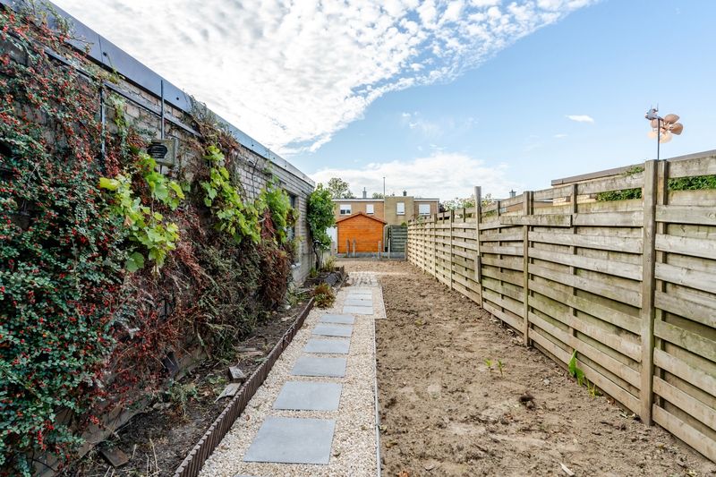 Roeselare-stadsrand. Uiterst verzorgde en goed gelegen woning met 3 slaapkamers en aparte ingang garagestraat. Gunstig EPC & conform elektriciteitsattest ! foto 19
