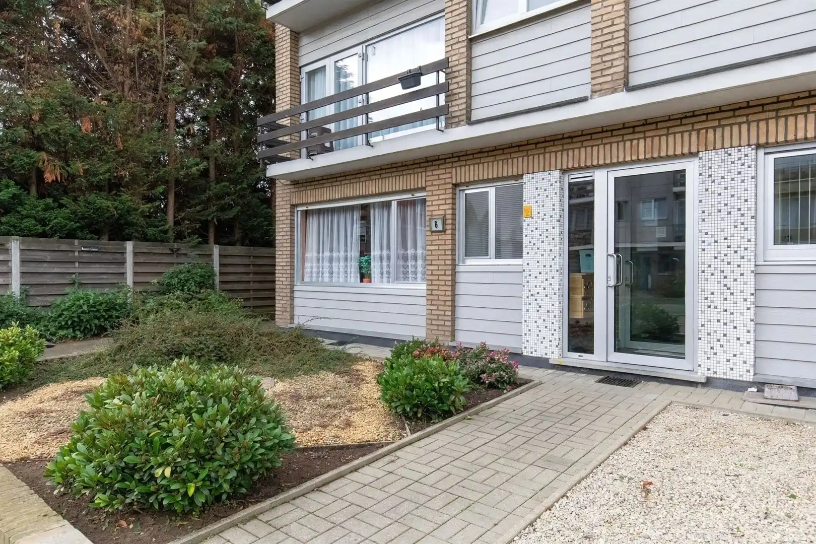 Gelijkvloersappartement met naastgelegen garage foto {{pictureIndex}}