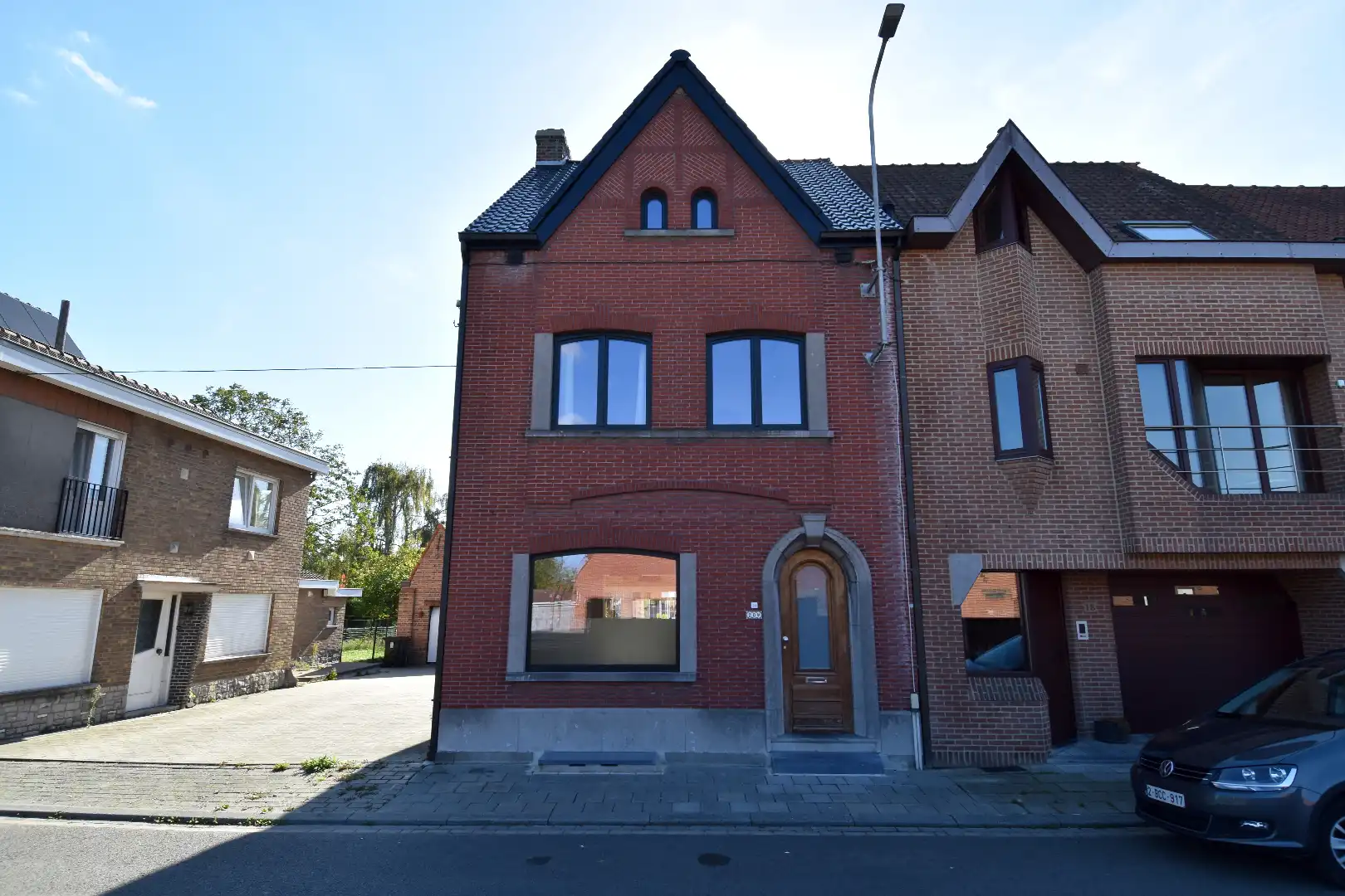 Hoofdfoto van de publicatie: Ruime halfopen bebouwing met 4 slaapkamers, tuin, uitweg en garage te Rollegem