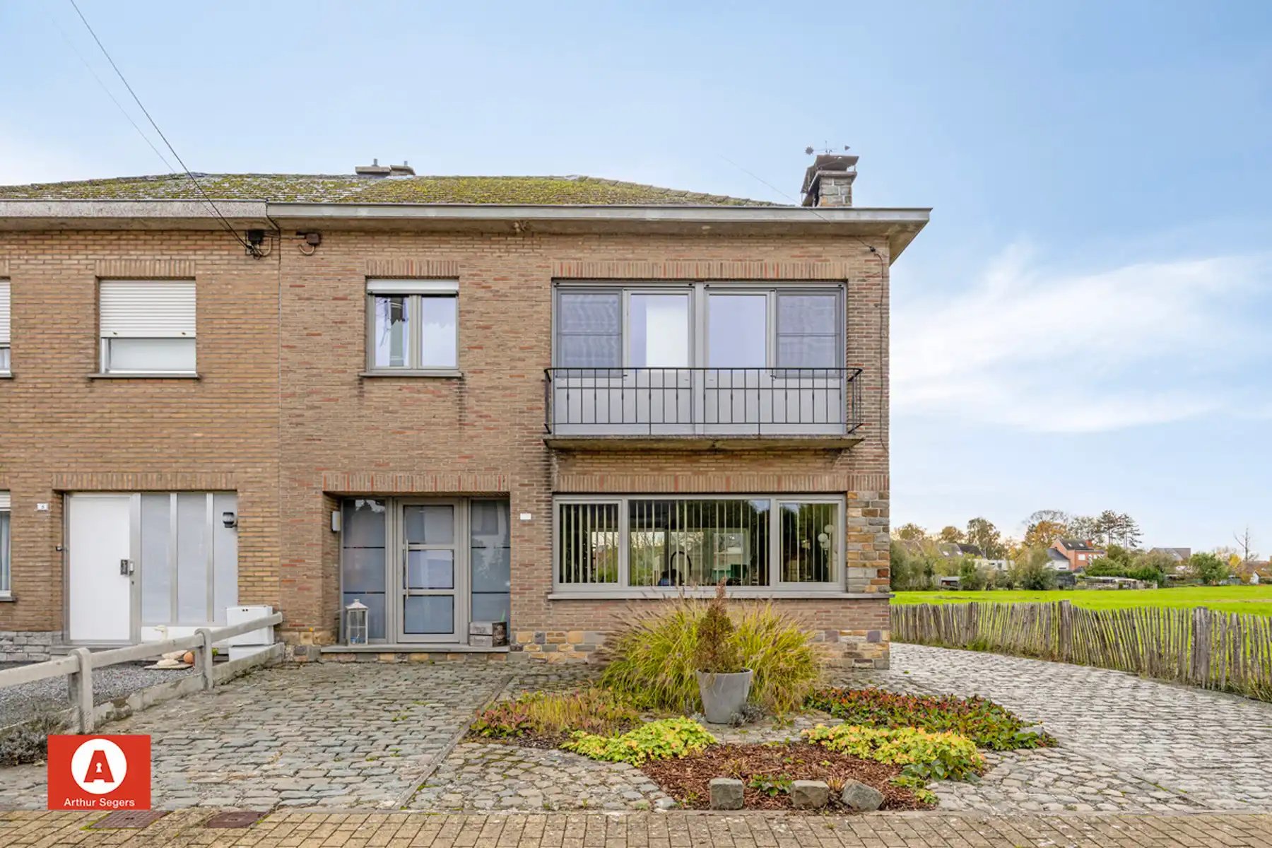 Halfopen woning in doodlopende, rustige straat foto 4