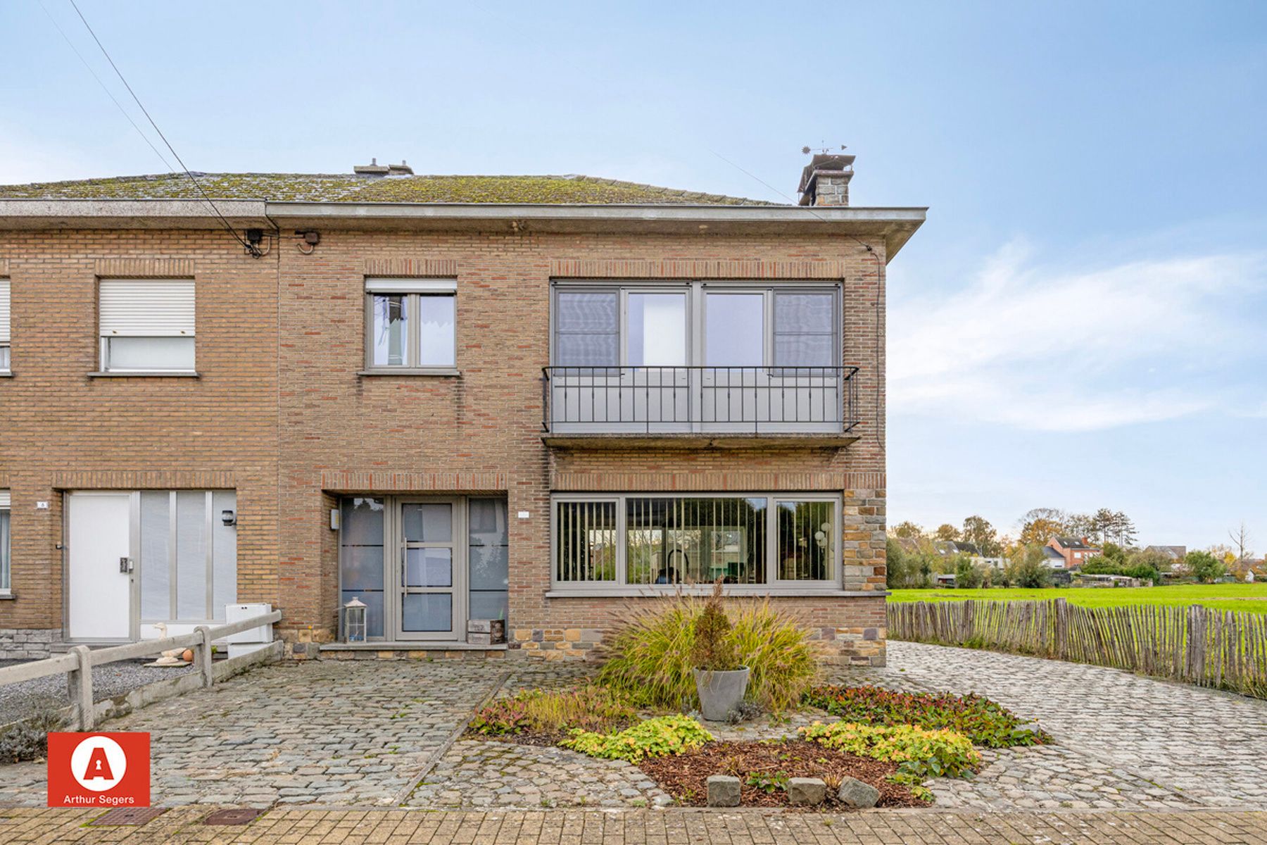 Halfopen woning in doodlopende, rustige straat foto 4