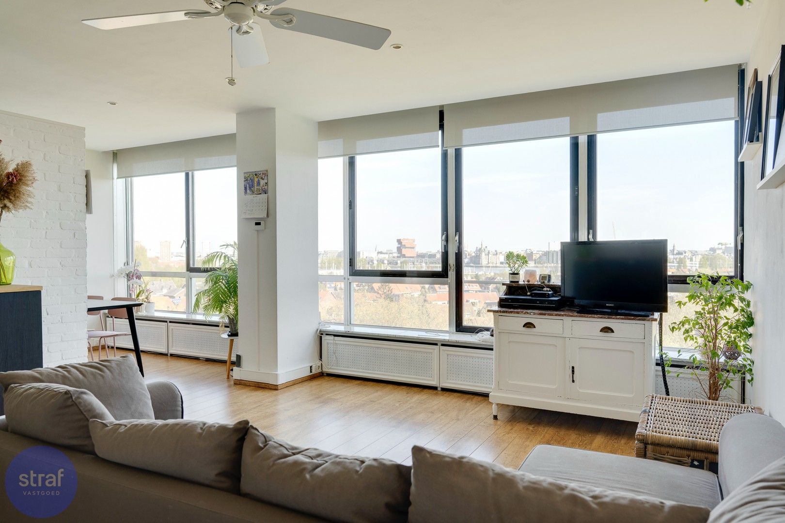 Een prachtig 1-slaapkamerappartement op de 7de verdieping van de Panorama Tower foto {{pictureIndex}}