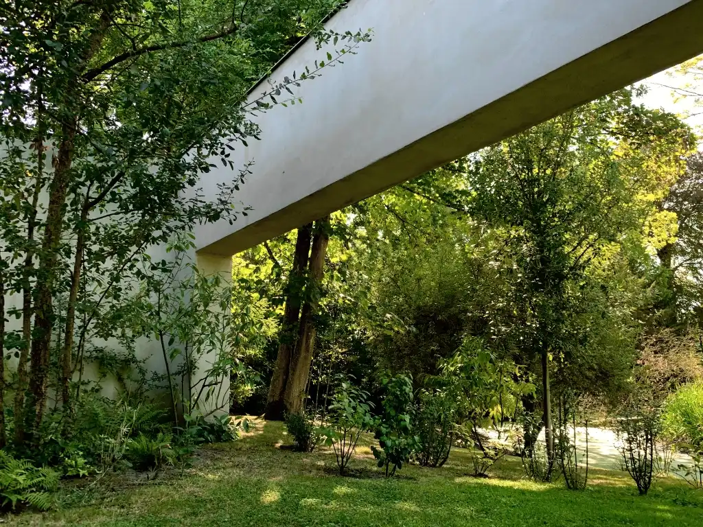 Architecturale laagbouwvilla met binnenzwembad en unieke beleving met het omliggende landschap. foto 10