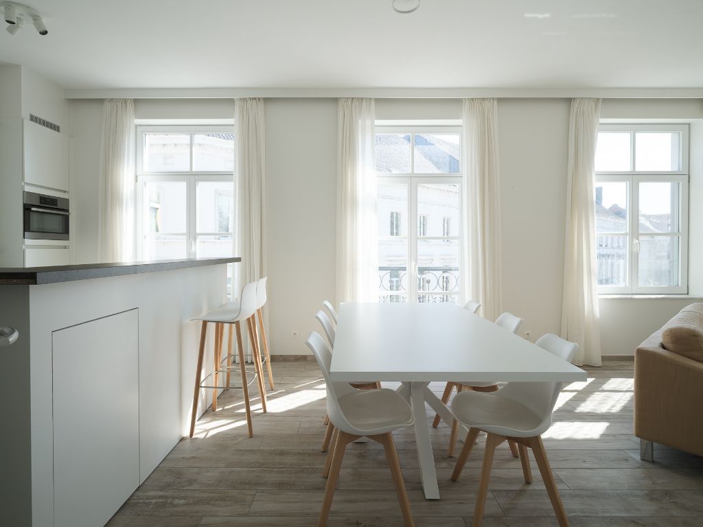 Lichtrijk 2-slaapkamer appartement aan het Sint-Annaplein foto 4