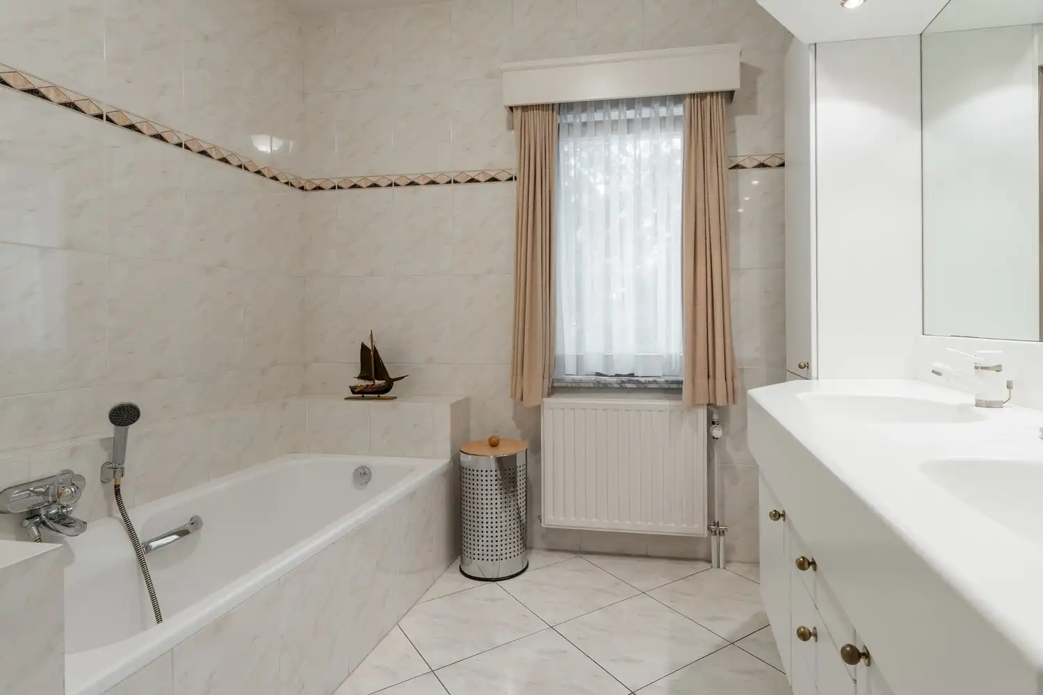 Mooie prachtige gelijkvloerse villa in de gegeerde villawijk Kollenberg te Achel! foto 23